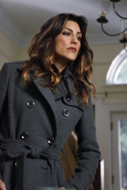 Obwohl der Zeuge eindeutig einen Polizisten vom Tatort hat fliehen sehen, glaubt Jackie (Jennifer Esposito) nicht an die Schuld des Hilfssheriffs. S... - Bildquelle: 2011 CBS Broadcasting Inc. All Rights Reserved