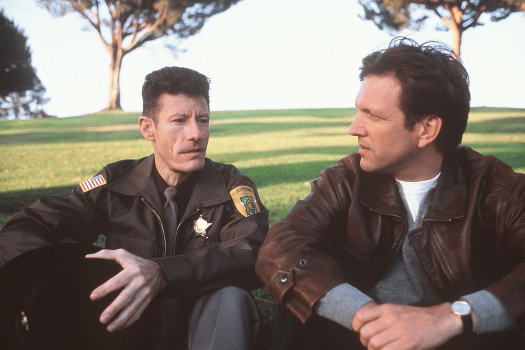 Sheriff Carl Tippett (Lyle Lovett, l.) und Bill (Martin Donovan, r.) heften sich Dedee und Matt an die Fersen. Eine erbarmungslose Jagd beginnt ... - Bildquelle: Columbia TriStar Films
