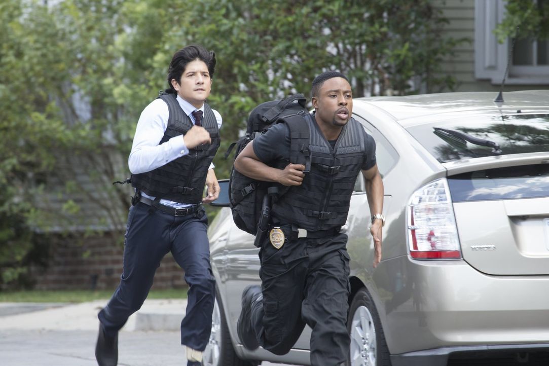 Sie müssen eine Kronzeugin beschützen. Doch dies ist für Carter (Justin Hires, r.) und Lee (Jon Foo, l.) schwerer als gedacht ... - Bildquelle: Warner Brothers