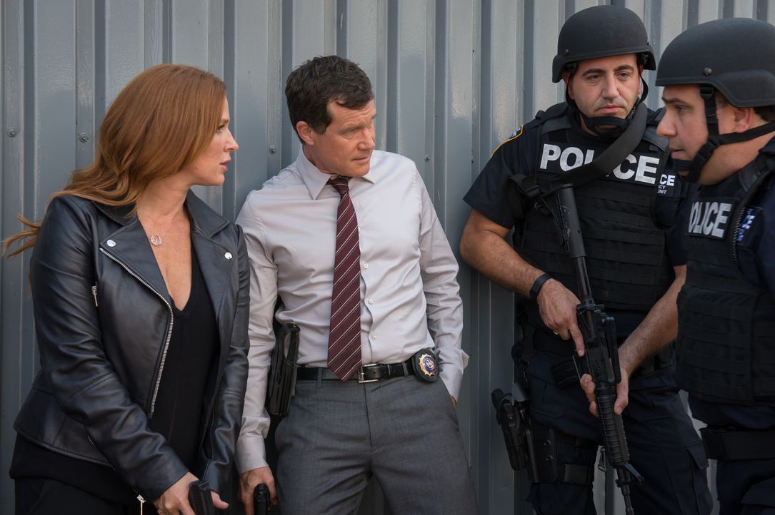 Stehen Al (Dylan Walsh, 2.v.l.), Carrie (Poppy Montgomery, l.) und die Major-Crimes-Unit kurz vor dem Durchbruch im Fall der Kindesentführung? - Bildquelle: Jeff Neumann 2015, 2016 Sony Pictures Television Inc. All Rights Reserved. / Jeff Neumann