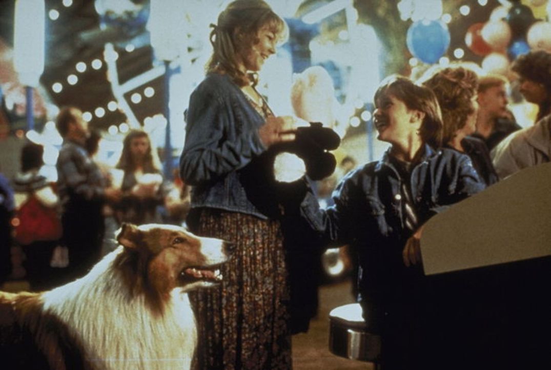 Immer und überall dabei: Laura Turner (Helen Slater, M.) und Matt (Tom Guiry, r.) haben ihr Herz an Lassie verloren. - Bildquelle: Paramount Pictures