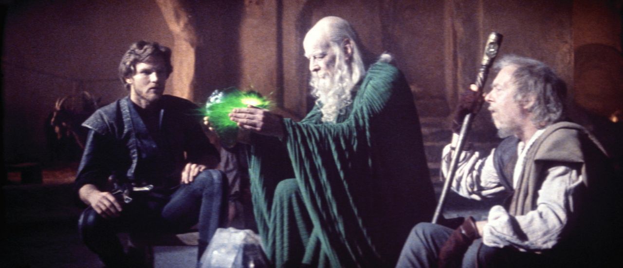 Prinz Colwyn (Ken Marshall, l.) hört die weisen Worte des "smaragdgrünen Propheten" (John Welsh, M.). - Bildquelle: Columbia Pictures