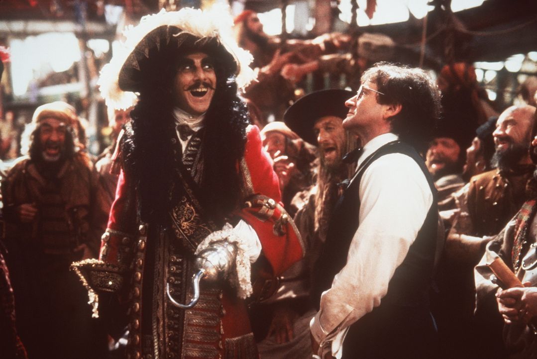 Siegessicher: Noch glaubt Captain Hook (Dustin Hoffman, l.), Peter Banning (Robin Williams, r.) ganz locker besiegen zu können ... - Bildquelle: Copyright   1991 TriStar Pictures, Inc. All Rights Reserved.