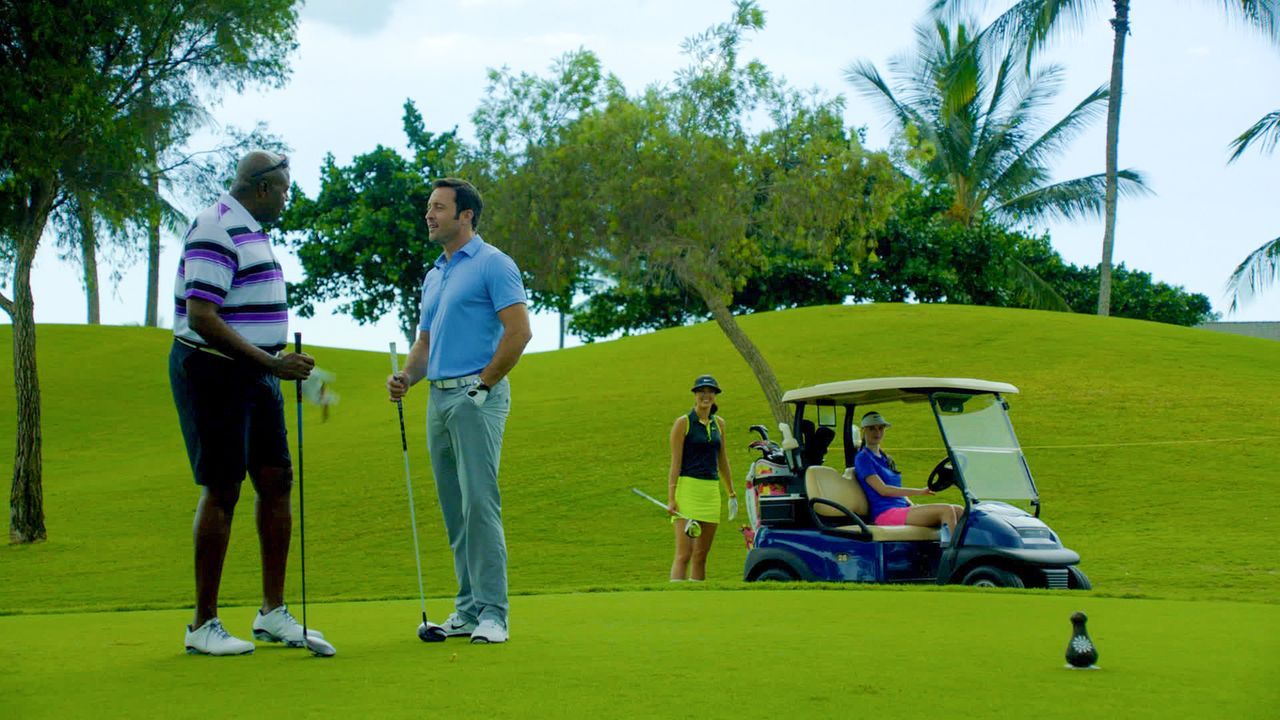 Lou (Chi McBride, l.) versucht, Steve (Alex O'Loughlin, 2.v.l.) das Golfspielen beizubringen, da die beiden bei einem Golf-Turnier für den guten Zwe... - Bildquelle: 2014 CBS Broadcasting Inc. All Rights Reserved.
