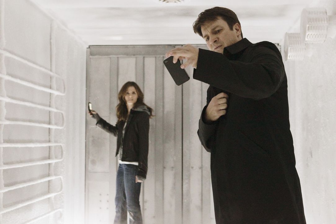 In einem Kühllaster gefangen: Richard Castle (Nathan Fillion, l.) und Kate Beckett (Stana Katic, r.) - Bildquelle: 2011 American Broadcasting Companies, Inc. All rights reserved.