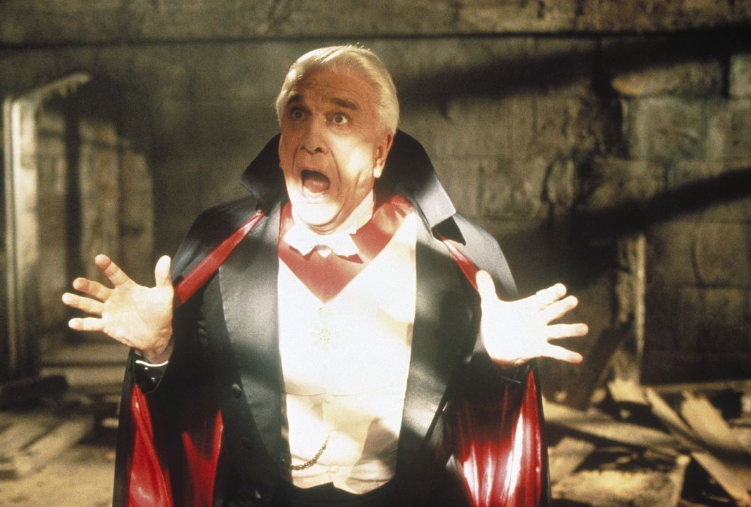Ein schreckhafter Vampir? Dracula (Leslie Nielsen) ist eine Schande für seine Zunft ... - Bildquelle: CASTLE ROCK ENTERTAINMENT