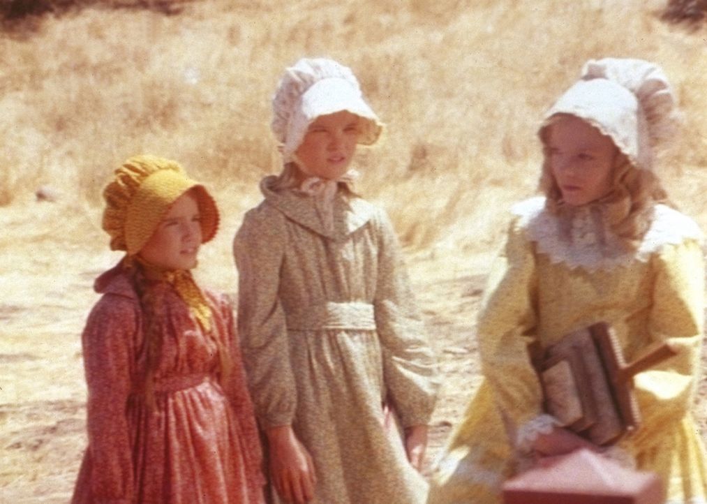 Nellie Oleson (Alison Arngrim, r.) straft Mary (Melissa Sue Anderson, M.) und Laura (Melissa Gilbert, l.) mit verächtlichen Blicken. - Bildquelle: Worldvision