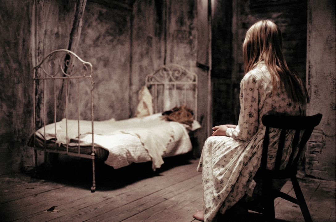 Als Adelle urplötzlich ein seltsames kleines Mädchen in Sarahs Zimmer vorfindet, ahnt sie schon bald, dass die kleine Ebrill (Abigail Stone) der S... - Bildquelle: Constantin Film