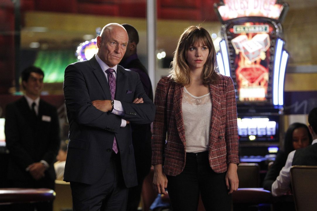 Während sich der Casinobesitzer Bob Connelly (Corbin Bernsen, l.) sicher ist, den richtigen Mann verhaftet lassen zu haben, ist Paige (Katharine McP... - Bildquelle: Sonja Flemming 2014 CBS Broadcasting, Inc. All Rights Reserved / Sonja Flemming