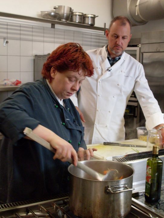 Gabi Riemschneider (l.) gemeinsam mit Frank Rosin (r.) in der Küche des Restaurants "Navigare". - Bildquelle: kabel eins