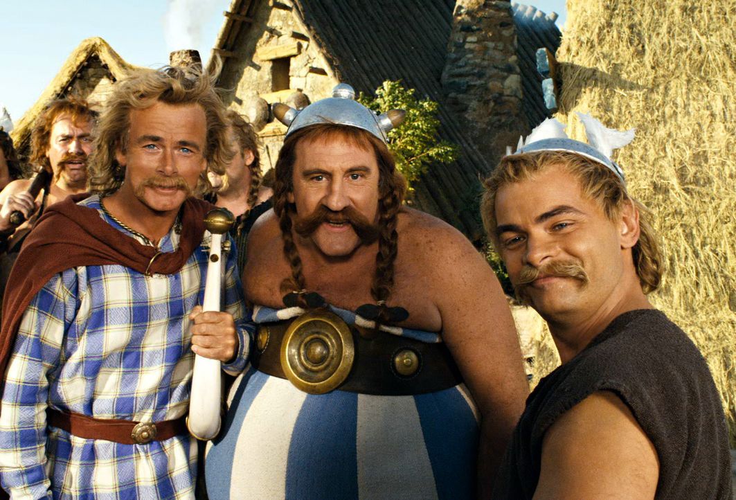 Asterix (Clovis Conrillac, r.) Obelix (Gérard Depardieu, M.) und Troubadix (Franck Dubosc) reisen nach Griechenland, denn ihr Freund Romantix muss... - Bildquelle: Constantin Film