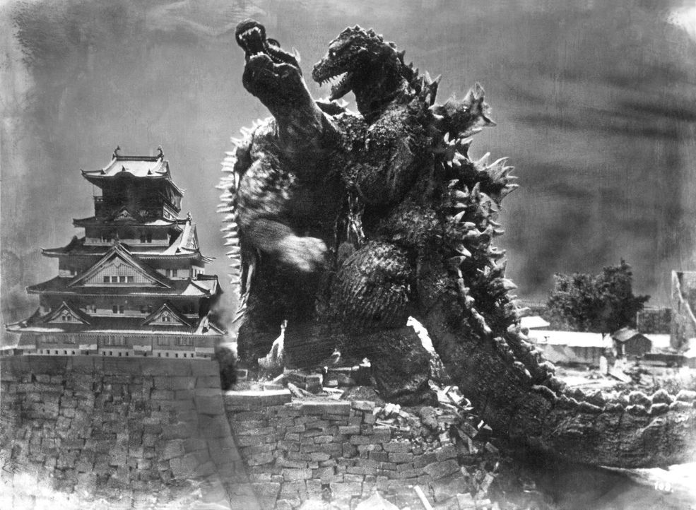 Bei ihrem Kampf gelangen die Monster Godzilla (r.) und Angilus (l.) in die westjapanische Stadt Osaka und sind kurz davor, alles und jeden zu zerstö... - Bildquelle: 1955 Toho Co. Ltd.