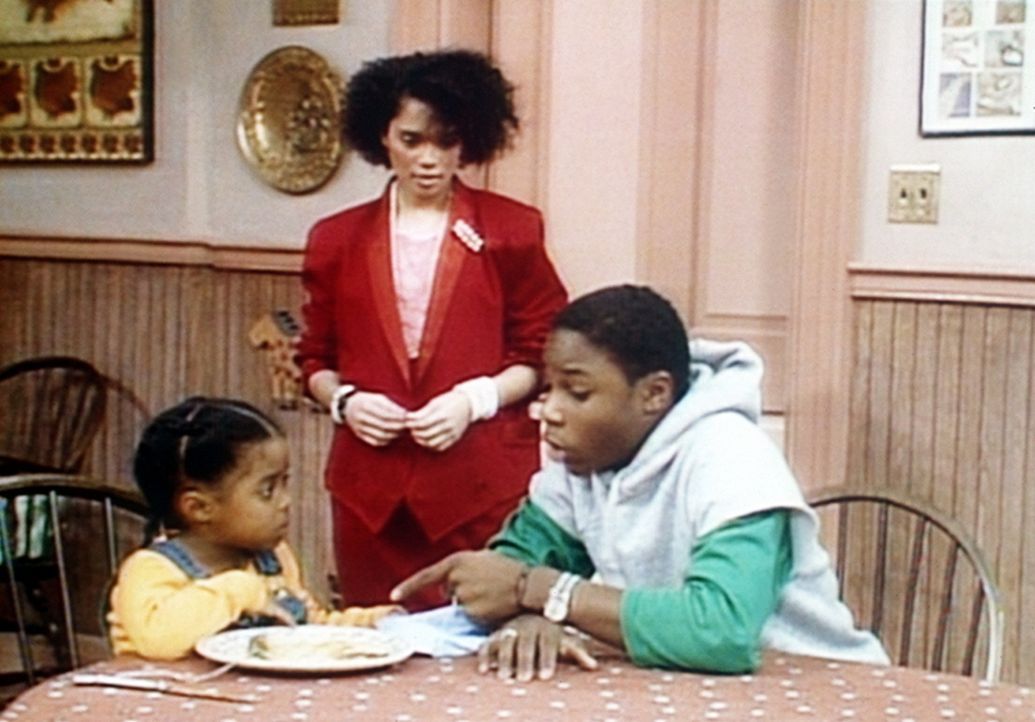 Theo (Malcolm-Jamal Warner, r.) und Denise (Lisa Bonet, M.) versuchen, Rudy (Keshia Knight Pulliam, l.) dazu zu bewegen, ihren Rosenkohl aufzuessen. - Bildquelle: Viacom