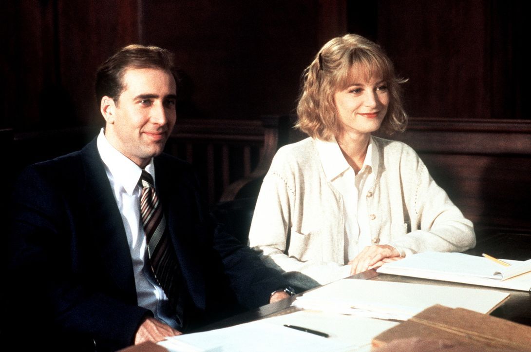 Noch lachen Charlie (Nicolas Cage, l.) und Yvonne (Bridget Fonda, r.), doch leider steht es im Prozess gegen Charlies Ex-Frau nicht gut für die bei... - Bildquelle: Columbia TriStar