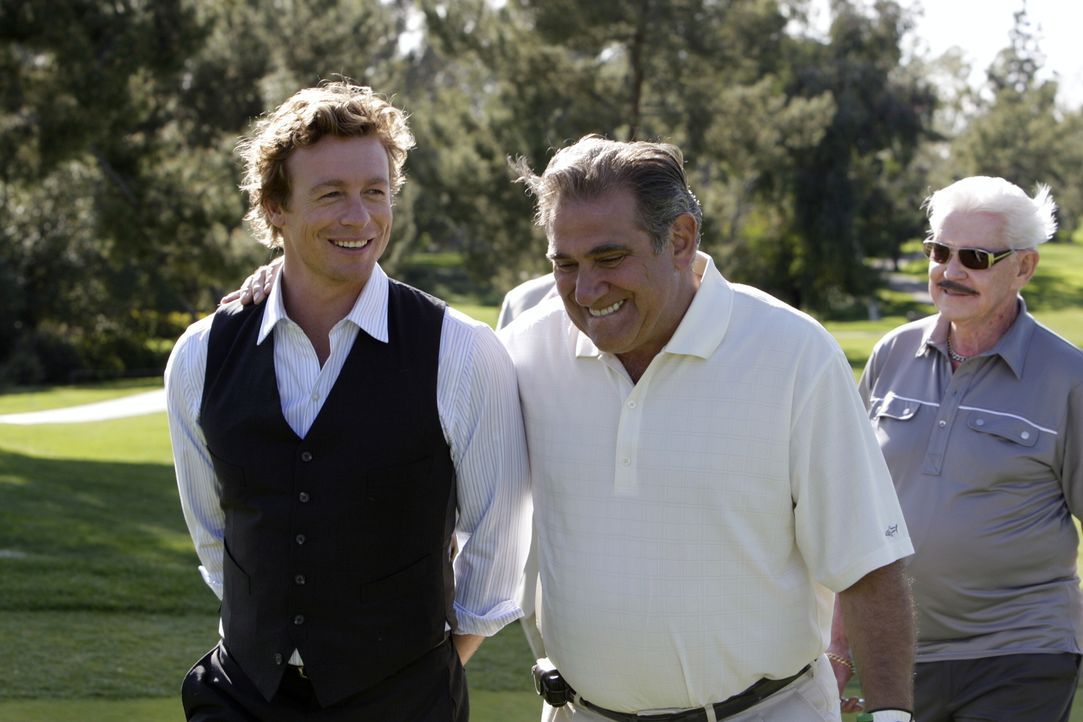 Um den Mörder von Ed Didrikson dingfest zumachen, begibt sich Patrick (Simon Baker, l.) auf den Golfplatz um den Mafiabosses Sonny Battaglia (Dan La... - Bildquelle: Warner Bros. Television
