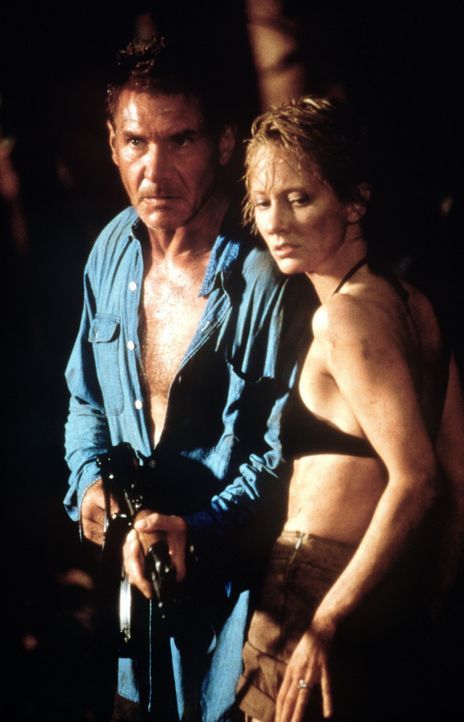 Nachdem sie auf einer einsamen Insel notlanden mussten, haben die beiden Streithähne Robin Monroe (Anne Heche, r.) und Quinn Harris (Harrison Ford,... - Bildquelle: Touchstone Pictures