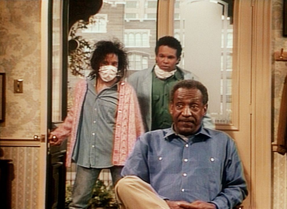 Cliff (Bill Cosby, r.) fühlt sich reichlich unwohl, als Sondra (Sabrina LeBeauf, l.) und Elvin (Geoffrey Owens, M.) das Huxtablesche Haus stürmen. - Bildquelle: Viacom