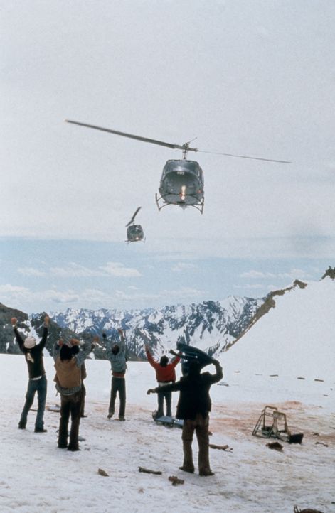 Die Rettung naht: Nach zehn Wochen in Eis und Schnee können die restlichen Überlebenden endlich mit einem Hubschrauber geborgen werden ... - Bildquelle: Buena Vista Pictures