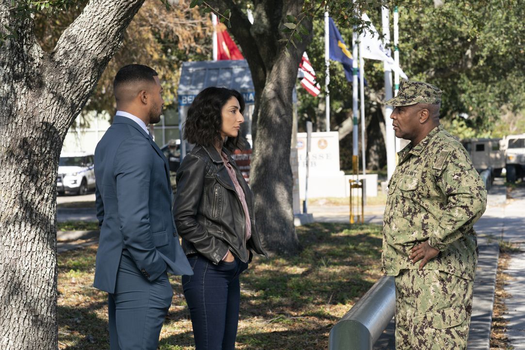Quentin Carter (Charles Michael Davis, l.); Hannah Khoury (Necar Zadegan, M.) - Bildquelle: Sam Lothridge © CBS 2020 CBS Broadcasting, Inc. All Rights Reserved. / Sam Lothridge