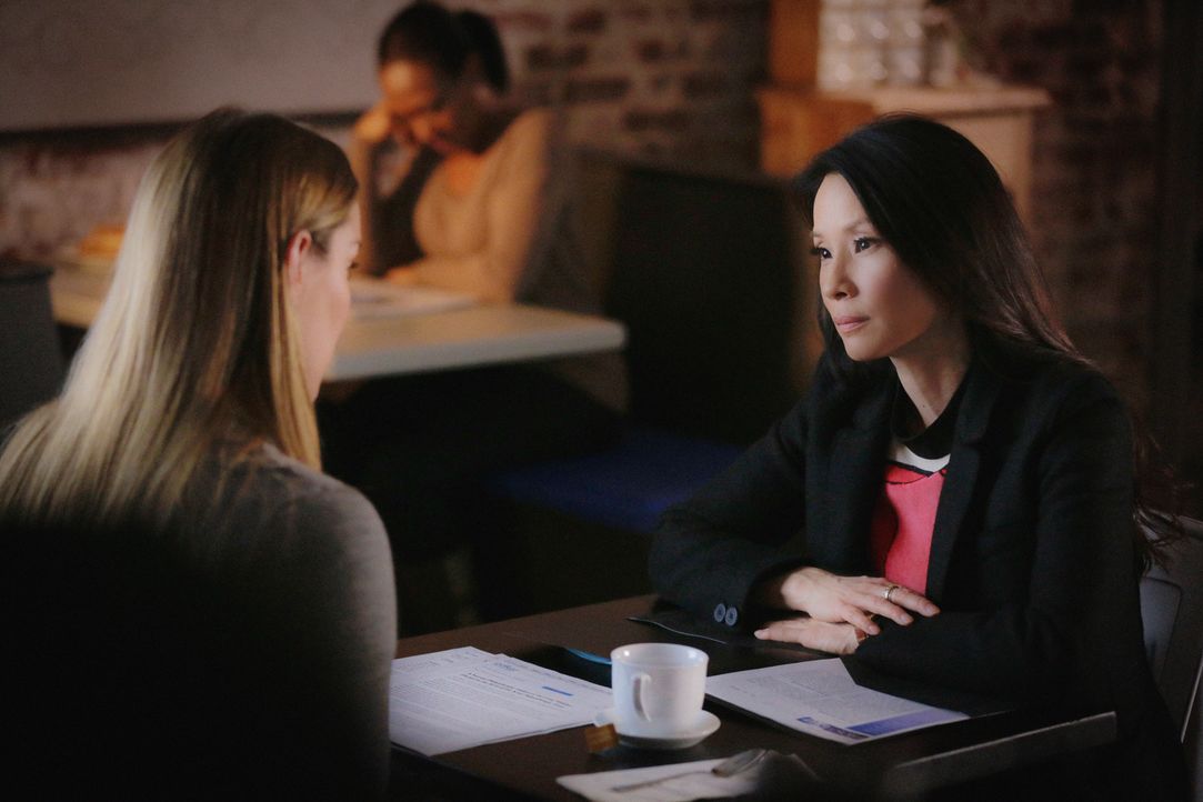 Ihre Kollegin Fiona Helborn (Betty Gilpin, l.) bittet Joan (Lucy Liu, r.) um Hilfe und entlarvt dabei ein schockierendes Geheimnis über Sherlock ... - Bildquelle: 2015 CBS Broadcasting Inc. All Rights Reserved.