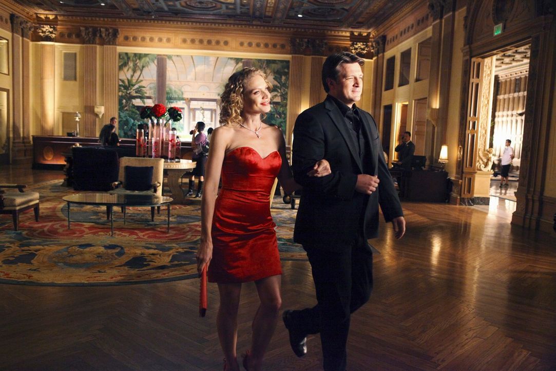 Die attraktive Schadensermittlerin Kristin Lehman (Serena Kaye, l.) hat es Richard Castle (Nathan Fillion, r.) angetan ... - Bildquelle: 2011 American Broadcasting Companies, Inc. All rights reserved.