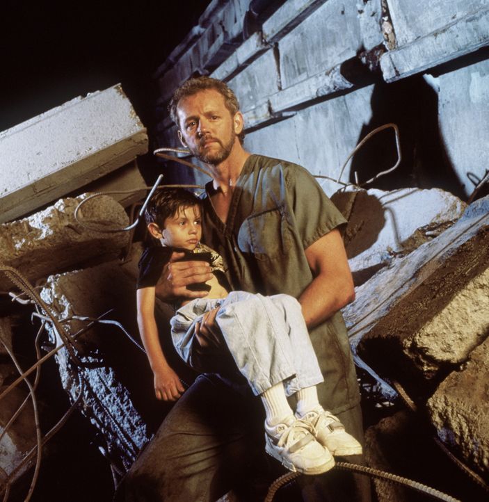 Der Kinderarzt Dr. Betts (David Morse, r.) ist Tag und Nacht im Einsatz, um die Verletzten zu versorgen ... - Bildquelle: Columbia Pictures Television