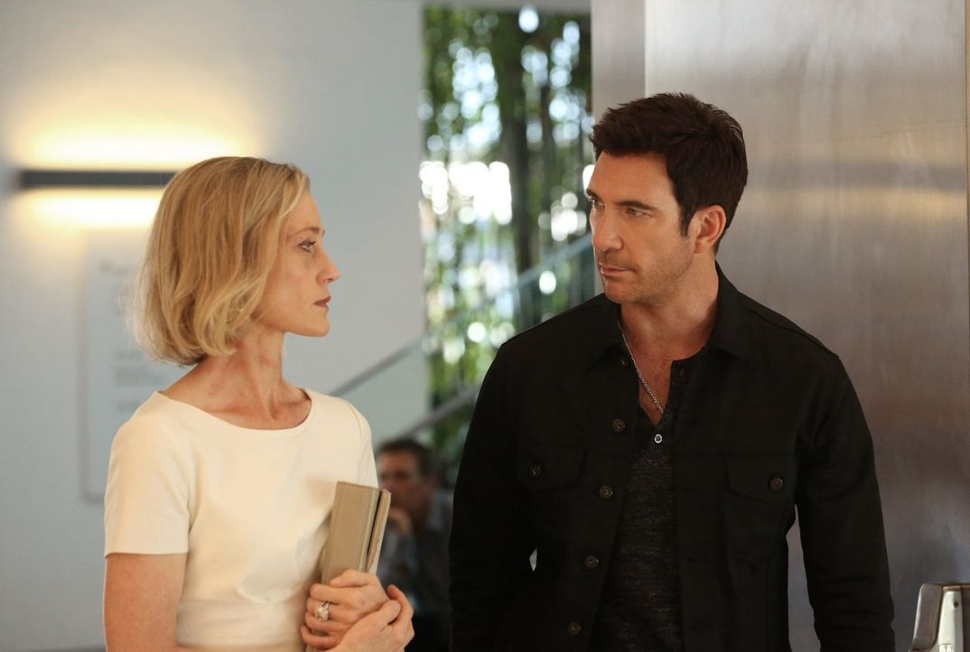 Nachdem ihr einige furchteinflößende Dinge passiert sind, sucht Andrea Brown (Edita Brychta, l.) Hilfe bei Jack (Dylan McDermott, r.) und seinen Kol... - Bildquelle: Warner Bros. Entertainment, Inc.