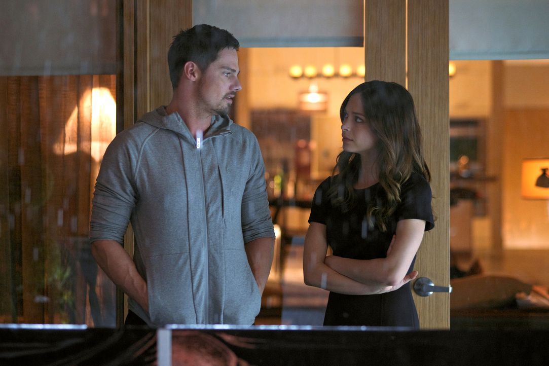 Während Cat (Kristin Kreuk, r.) versucht, Vincent (Jay Ryan, l.) zu retten, möchte Gabe Cat zurückgewinnen. Doch wird es ihm gelingen? - Bildquelle: 2013 The CW Network, LLC. All rights reserved.