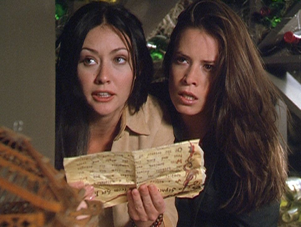 Ohne den Zauberspruch aus dem Buch der Schatten hätten Prue (Shannen Doherty, l.) und Piper (Holly Marie Combs, r.) keine Chance, den Dämon zu verni... - Bildquelle: Paramount Pictures