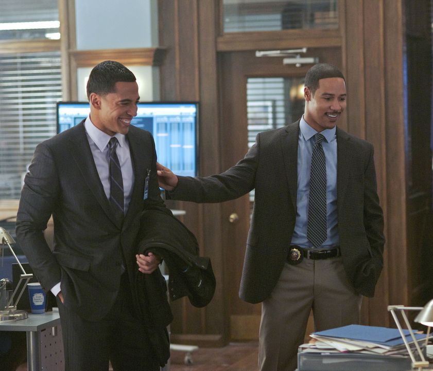 Darius (Christian Keyes, l.) besucht seinen Bruder Joe (Brian White, r.) im Büro ... - Bildquelle: 2013 The CW Network. All Rights Reserved.