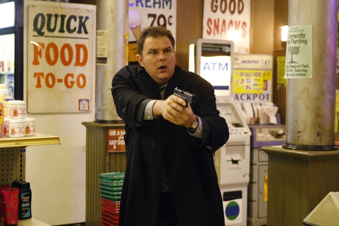 Kann Det. Nick Vera (Jeremy Ratchford) Gabriel beruhigen und ihn dazu bringen, seine Waffe abzulegen? - Bildquelle: Warner Bros. Television