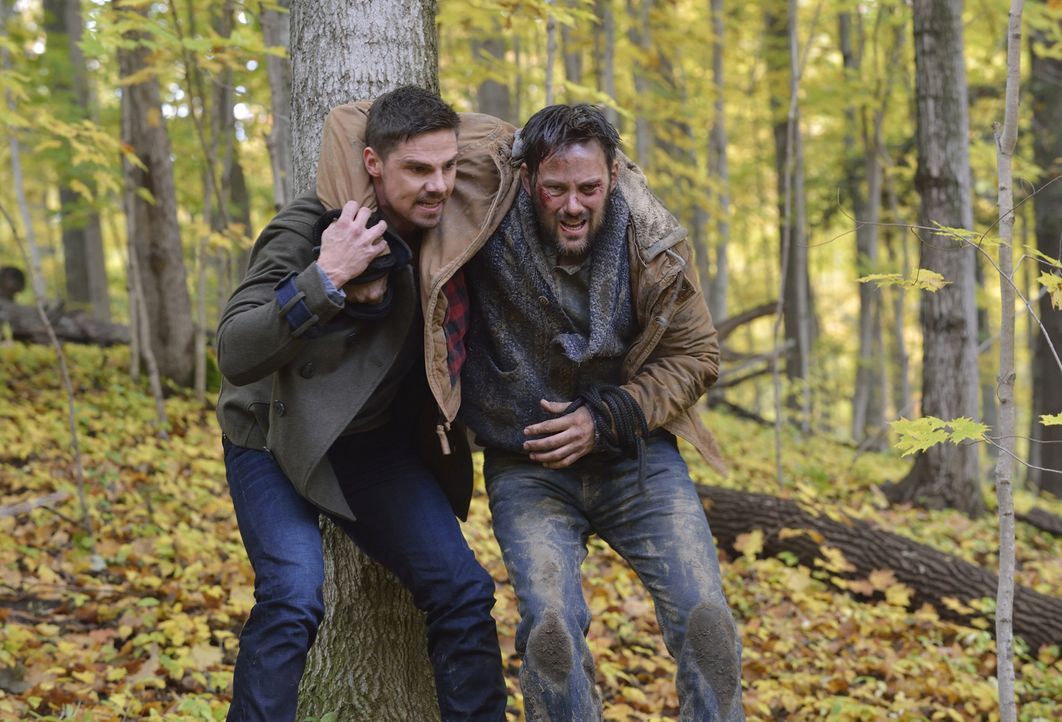 Schafft es Vincent (Jay Ryan, l.), den unschuldigen Eddie (Darren Keay, r.) vor Bob zu retten? - Bildquelle: Ben Mark Holzberg 2015 The CW Network, LLC. All rights reserved.