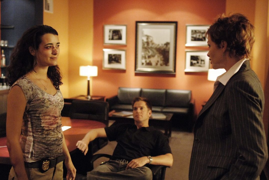 Ziva (Cote de Pablo, l.) kommt zurück in den Dienst. Tony (Michael Weatherly, M.) und Jenny (Lauren Holly, r.) sind glücklich darüber, das ihr nicht... - Bildquelle: CBS Television