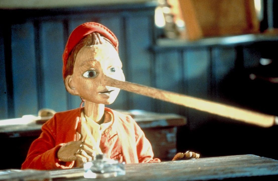 Schockiert muss Pinocchio feststellen, dass seine Nase bis zu fünf Metern Länge wächst, wenn er Unwahrheiten sagt. Nichtsdestotrotz lügt er weit... - Bildquelle: Warner Bros.