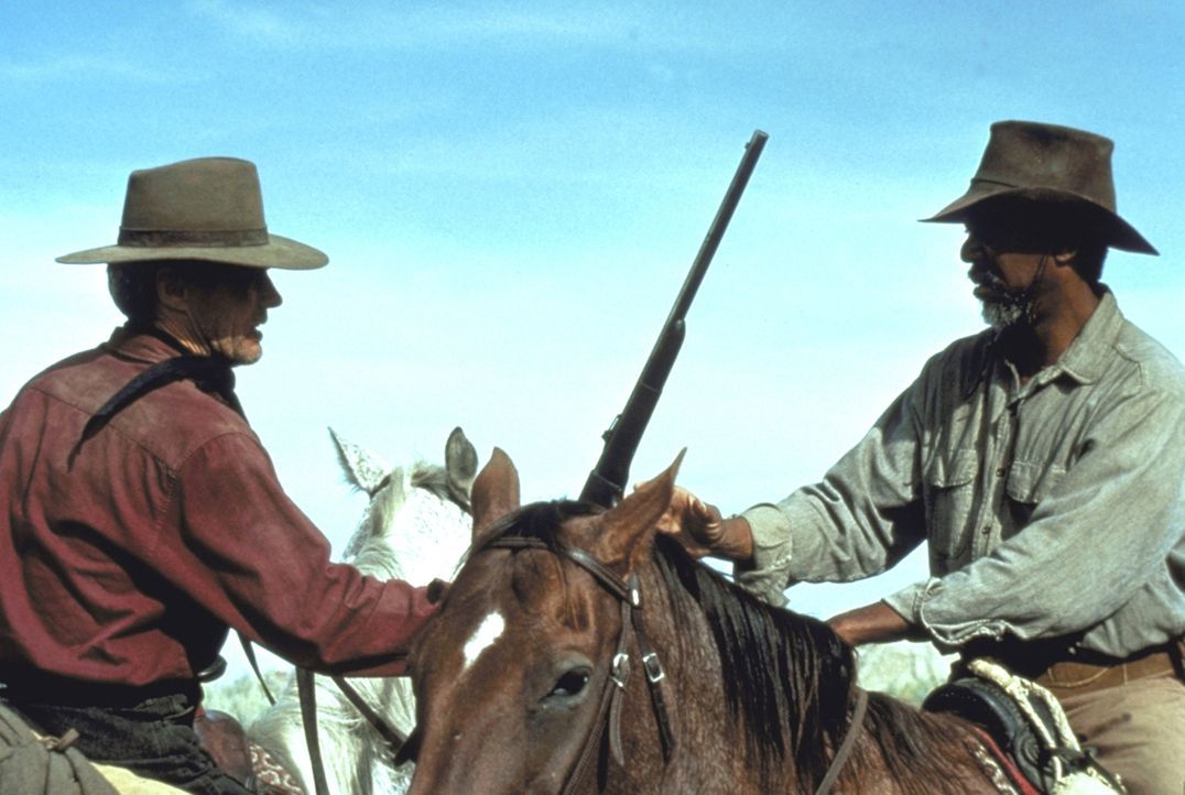 Noch einmal geht der frühere Revolverheld Bill Munny (Clint Eastwood, l.), zusammen mit seinem Freund Ned Logan (Morgan Freeman, r.), auf die Jagd... - Bildquelle: Warner Bros.