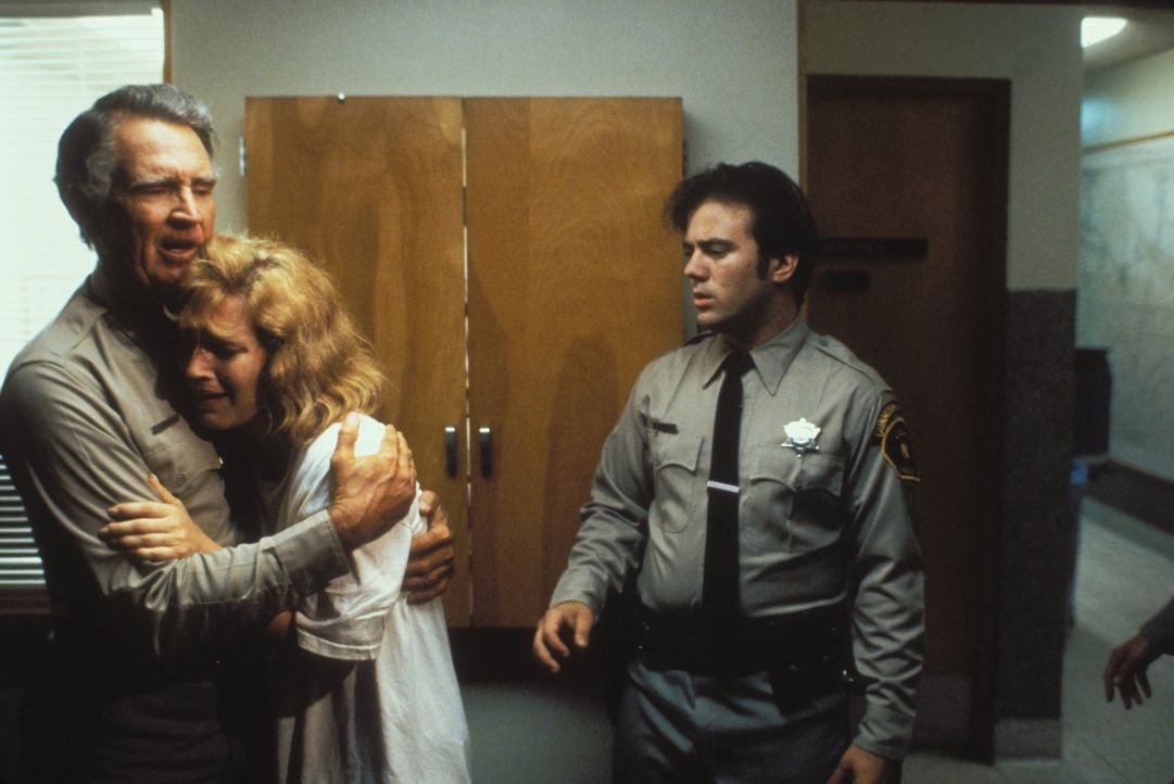 Sheriff Ed Landis (Billy Green Bush, l.) tröstet die völlig verstörte Jessica Kimble (Kari Keegan). - Bildquelle: Warner Bros.