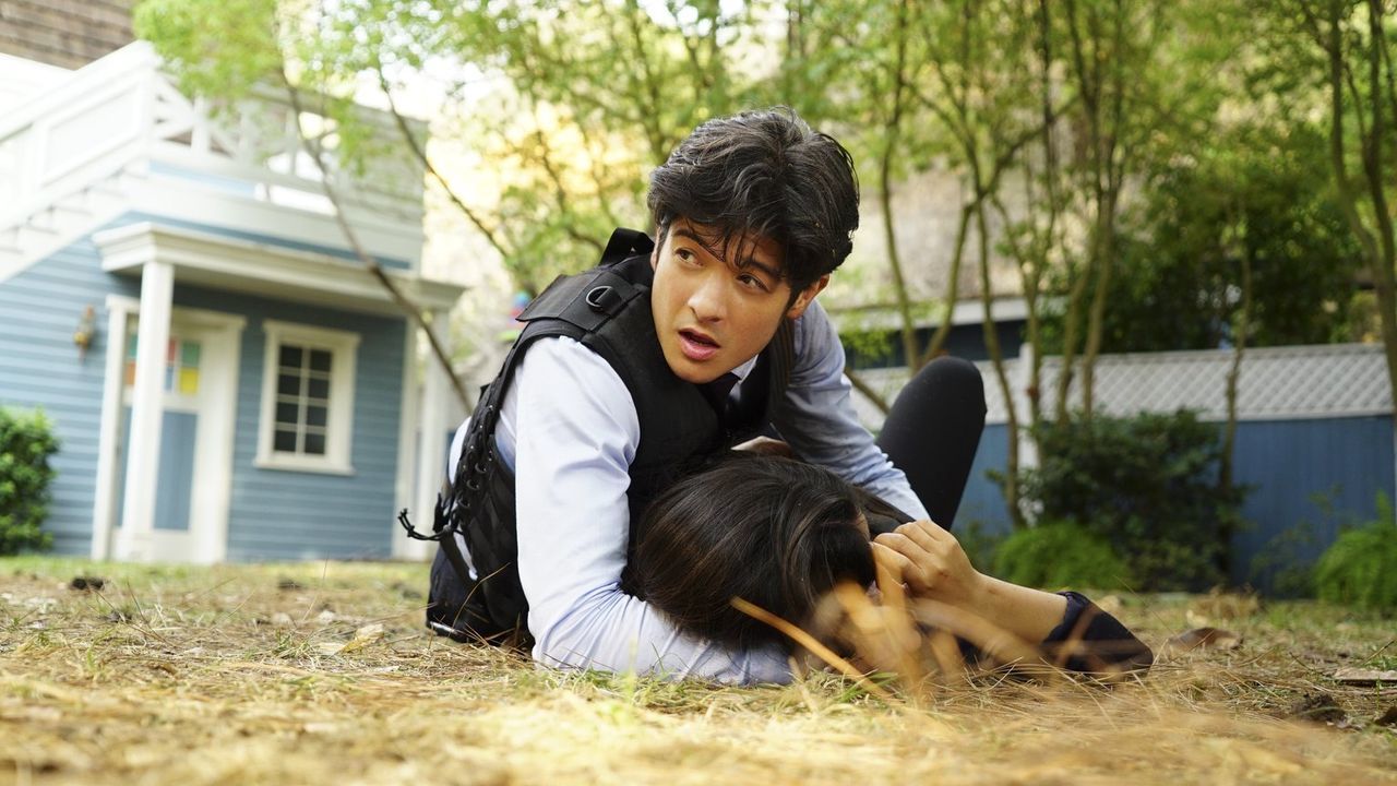 Carter und Lee (Jon Foo, l.) sollen die Kronzeugin Nina Taylor (Janel Parrish, r.) zum Gericht eskortieren, da sie gegen ihren ehemaligen Boss Emmet... - Bildquelle: Warner Brothers