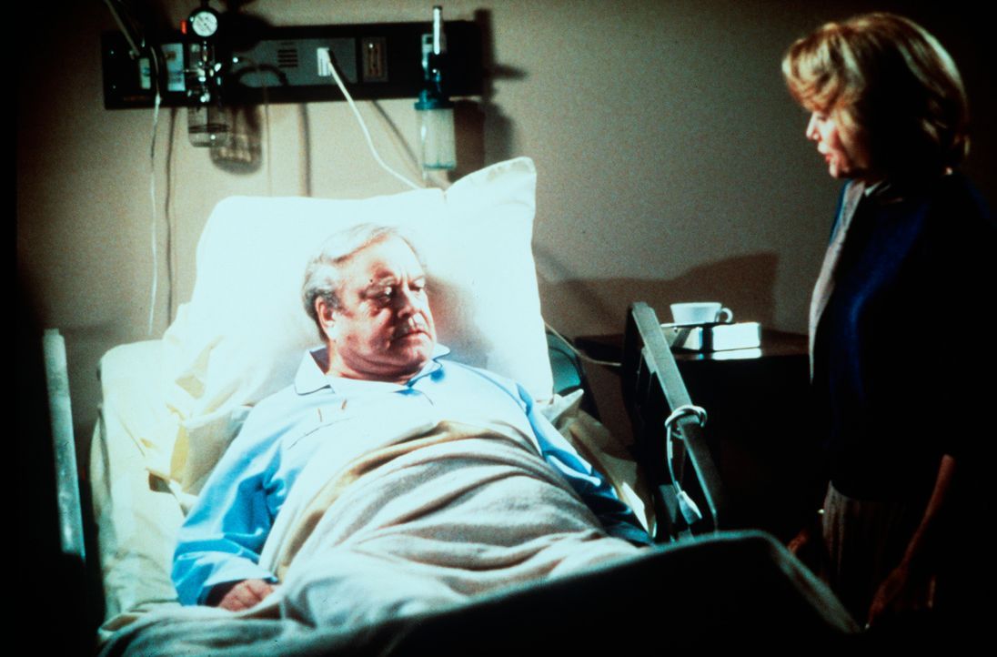 Am Krankenbett bekommt Max Basner (Jackie Gleason, l.) Besuch von seiner Ex-Frau Lorraine (Eva Marie Saint, r.), die ihn nach 34 Jahren Ehe verlasse... - Bildquelle: 1986 TriStar Pictures, Inc. All Rights Reserved.