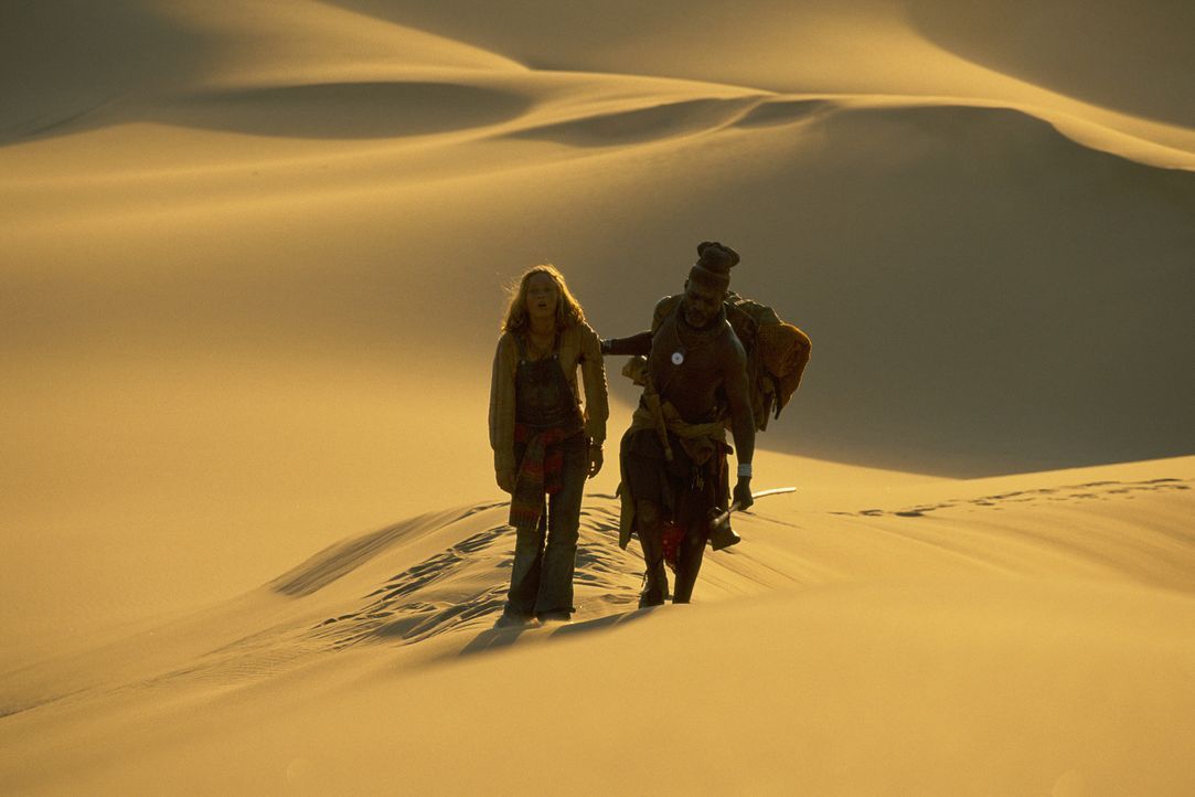 Wagen das Unmögliche: Grace (Camille Summers, l.) und Himba Kadjiro (Eriq Ebounaney, r.) durchqueren die namibische Wüste, um Gary zu retten ... - Bildquelle: Gaumont