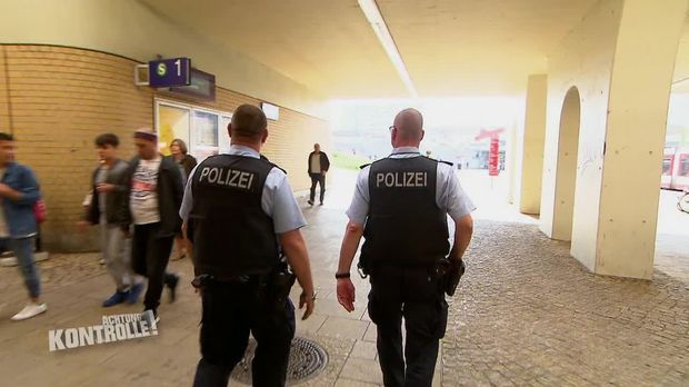 Achtung Kontrolle - Achtung Kontrolle! - Thema U.a: Randale Auf Dem Bahnhofsplatz - Bundespolizei Halle