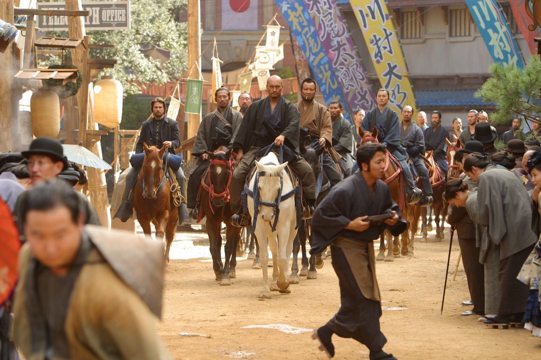 Der letzte Samurai Katsumoto (Ken Watanabe, M.) und seine Krieger nehmen Nathan (Tom Cruise, r.) als Gefangener mit in die Berge. Hier wird er nicht... - Bildquelle: Warner Bros.