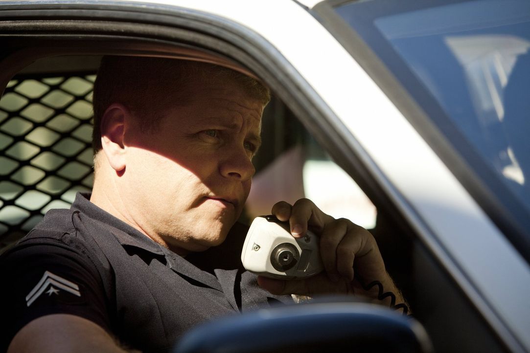 Verdächtige Person gesichtet? Officer John Cooper (Michael Cudlitz) fackelt nicht lange ... - Bildquelle: Warner Brothers
