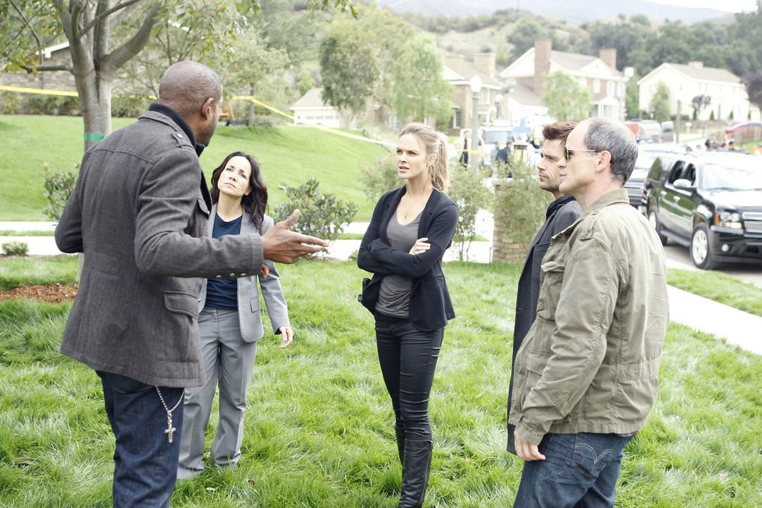 Versuchen alles, um ein Verbrechen zu lösen: Sam (Forest Whitaker, l.), Beth (Janeane Garofalo, 2.v.l.), Gina (Beau Garrett, M.), John (Michael Kell... - Bildquelle: ABC Studios
