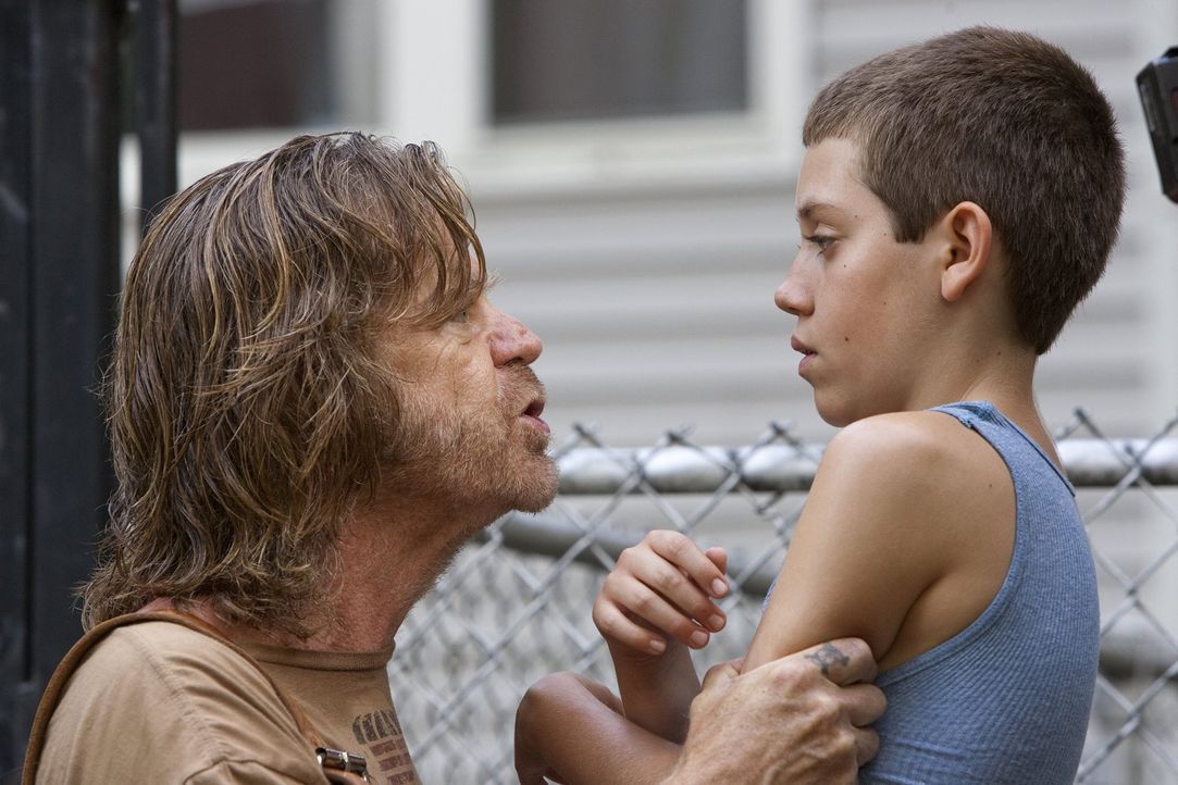 Vielleicht hat Carl (Ethan Cutkosky, r.) ja einen Rat für Frank (William H. Macy, l.), um nicht auf einmal obdachlos zu werden ... - Bildquelle: 2010 Warner Brothers