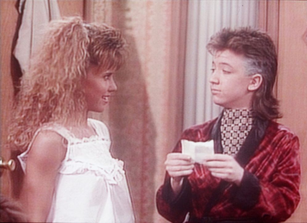 Bud (David Faustino, r.) verrät den Freundinnen seiner Schwester, dass Kelly Verhältnisse mit deren Freunden hat. - Bildquelle: Columbia Pictures