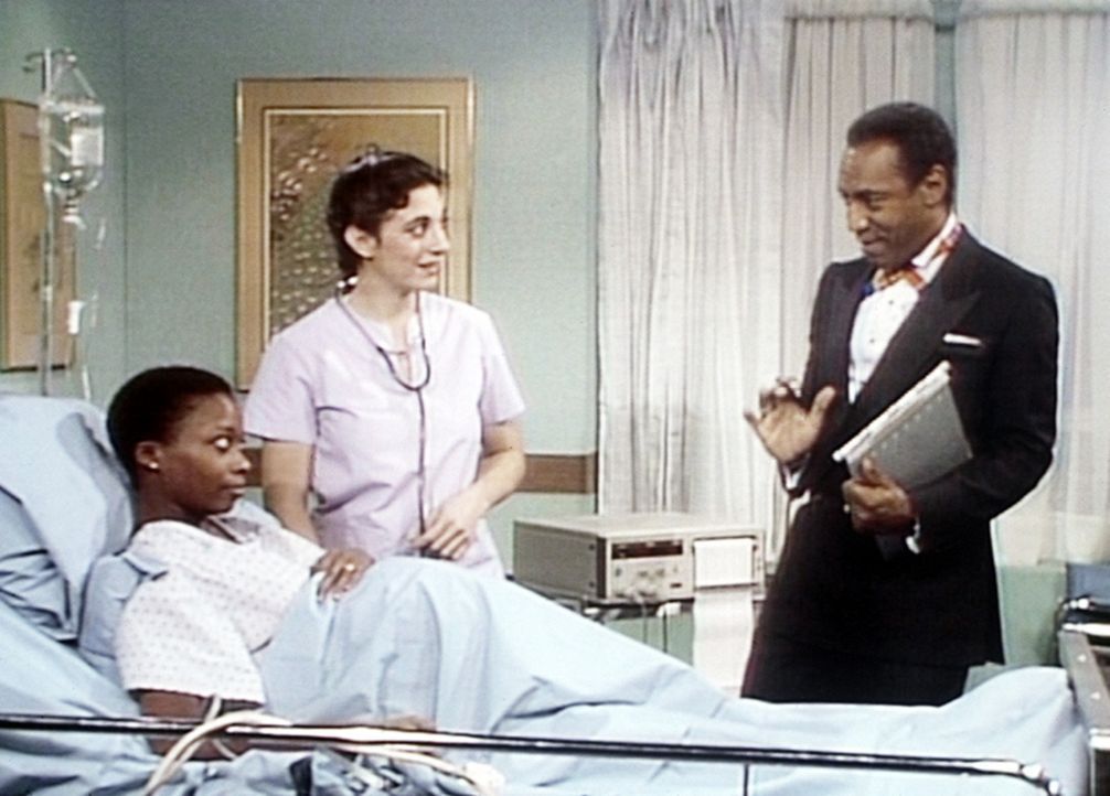 Cliff (Bill Cosby, r.) verpasst das Gala-Dinner zu seinen Ehren, da er sich mit der Krankenschwester (Elisa de la Roche, M.) um die hochschwangere M... - Bildquelle: Viacom