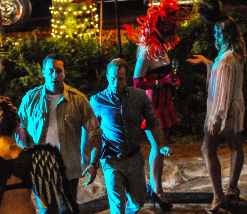Als Halloween auf Hawaii Einzug hält, wird ein Mann erschossen, der sich wie ein Zombie verhält. Das Team um Steve (Alex O'Loughlin, l.) und Danny (... - Bildquelle: 2013 CBS BROADCASTING INC. All Rights Reserved.