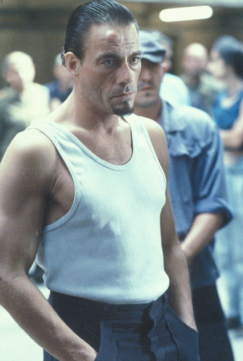 Nach der Ermordung des Mörders seiner Frau wird der amerikanische Ingenieur Kyle LeBlanc (Jean-Claude Van Damme, 4.v.r.) verurteilt und landet in d... - Bildquelle: NU IMAGE