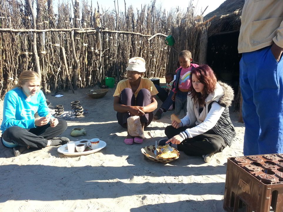 In Namibia bei Familie Kambalas bekommen Jaqueline (l.) und Selina (r.), die Chance ihr Leben zu verändern. Doch werden sie diese nutzen? - Bildquelle: SAT.1