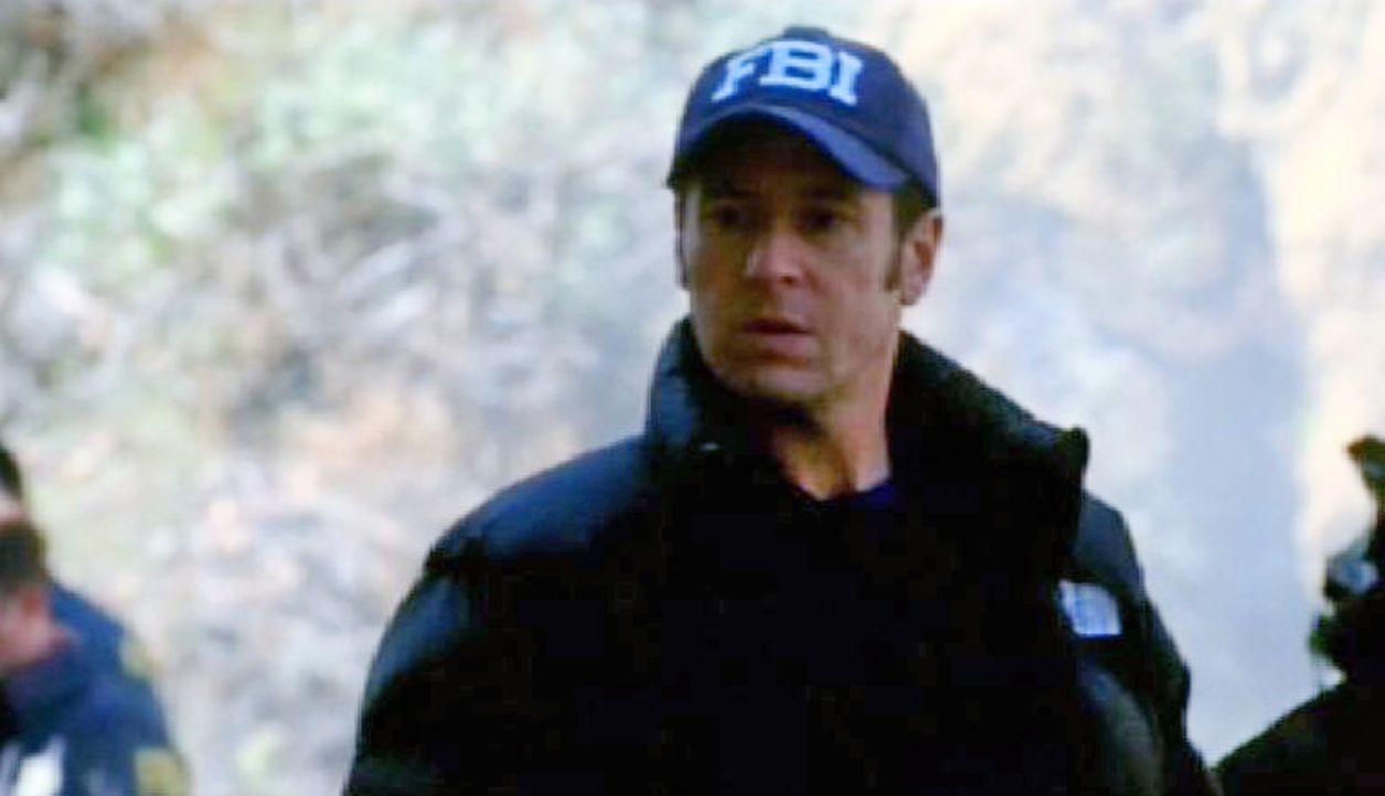 Don Eppes (Rob Morrow) nimmt an der Unfallstelle die Ermittlungen auf ... - Bildquelle: Paramount Network Television